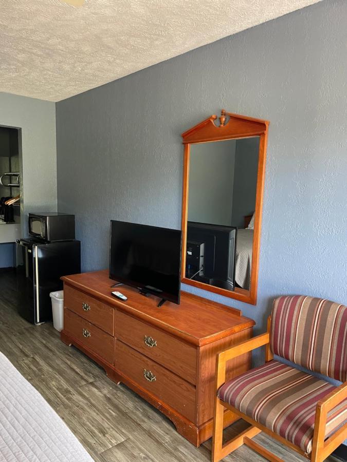 Deerfield Inn Adamsville Екстер'єр фото